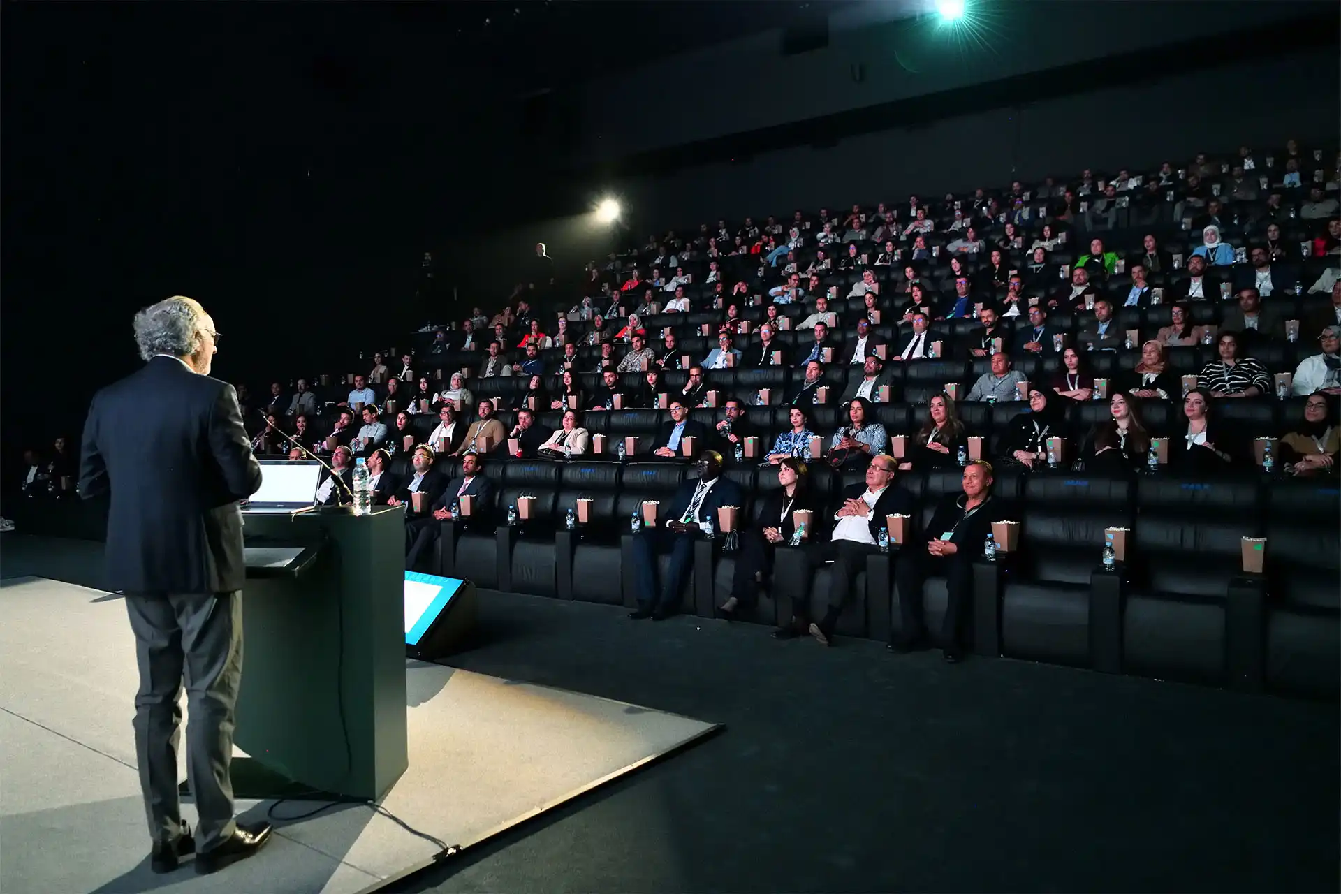 Conférence professionnelle au Maroc avec public attentif dans une salle moderne {pathe cinema casablanca}, photo par Abdelphoto