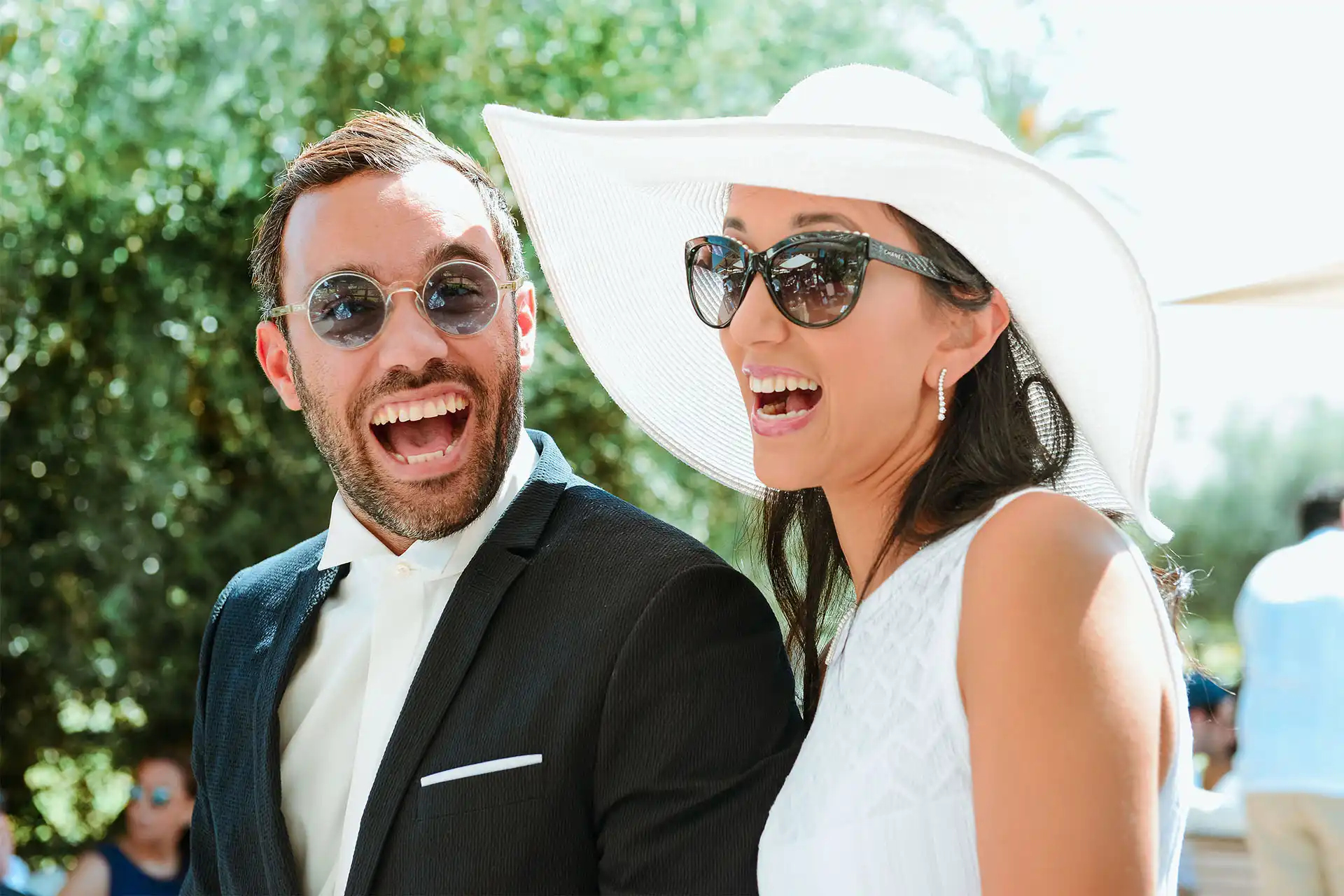 Photographe mariage Casablanca – couple échangeant un regard après la cérémonie